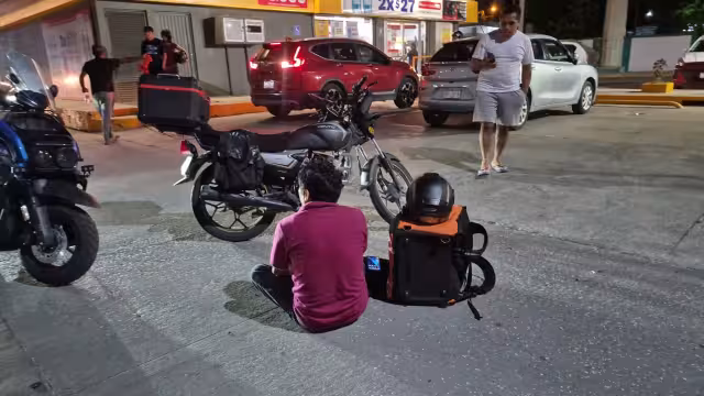 Motociclista cae al pavimento tras choque con auto frente a tienda de conveniencia en San Manuel