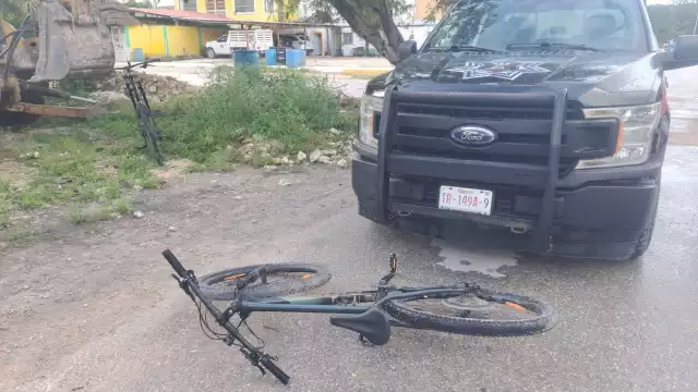 Menor en bicicleta termina lesionada al ser atropellada por una patrulla en Tulum