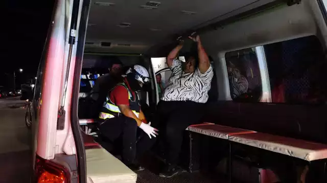 Paramédicos atendieron a la pasajera de la combi