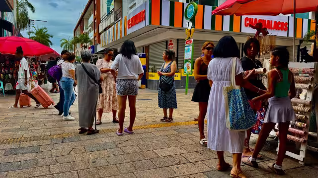 Comerciantes del mercado municipal aseguran que la disminución del turismo ha impactado directamente en las ventas y la actividad económica del inmueble.