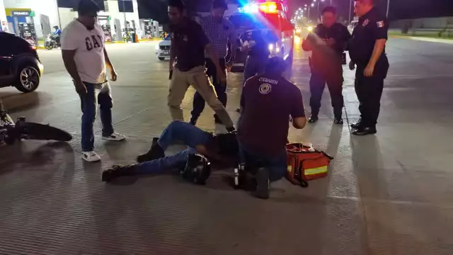 Automóvil arrolla a motociclista y huye en avenida Isla de Tris