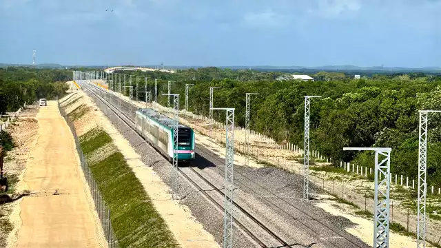 El conductor de la máquina reportó la situación, por lo que le ordenaron regresar a la terminal a fin de evitar un accidente; al parecer, alguien dañó el sistema de cableado
