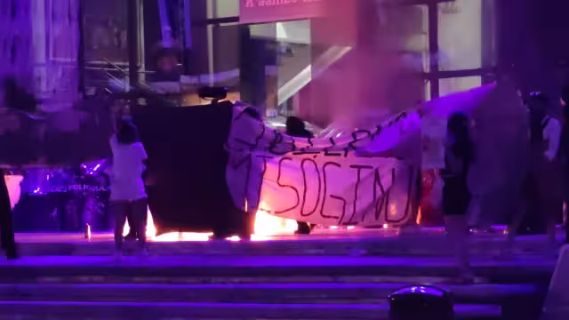 En la marcha del 8M, un grupo de mujeres golpearon a policías.