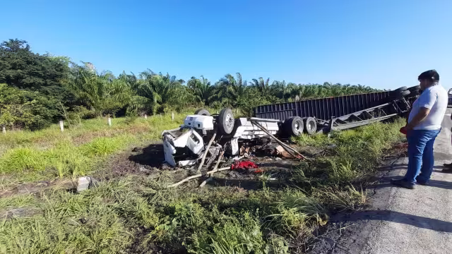 El conductor fue trasladado de emergencia al hospital donde permanece en estado grave