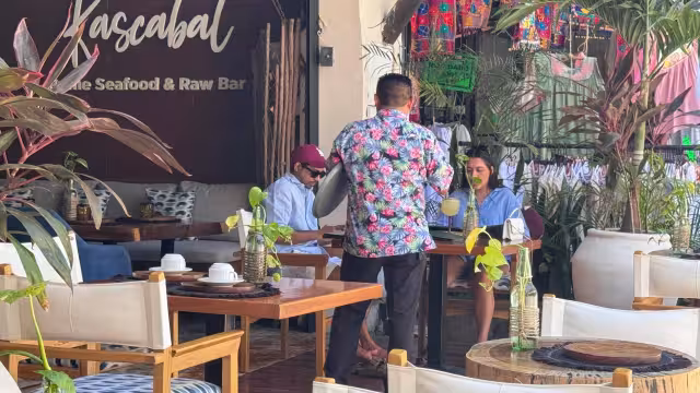 Los restaurantes y comercios cada vez registran menos visitantes.