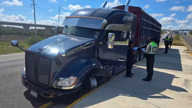 Operador de tráiler sufre infarto mientras conducía en el periférico Pablo García y Montilla.