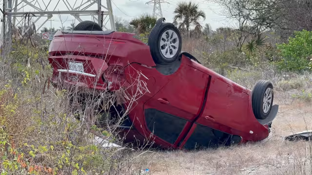 Vehículo termina con las llantas hacia arriba en la carretera Carmen–Puerto Real