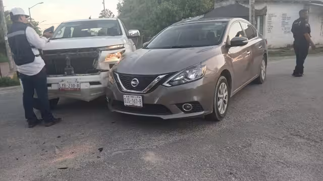 Conductor provoca choque al no respetar alto en la colonia Esperanza de Escárcega