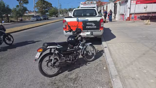 Camioneta provoca choque contra motocicleta en avenida Cuauhtémoc