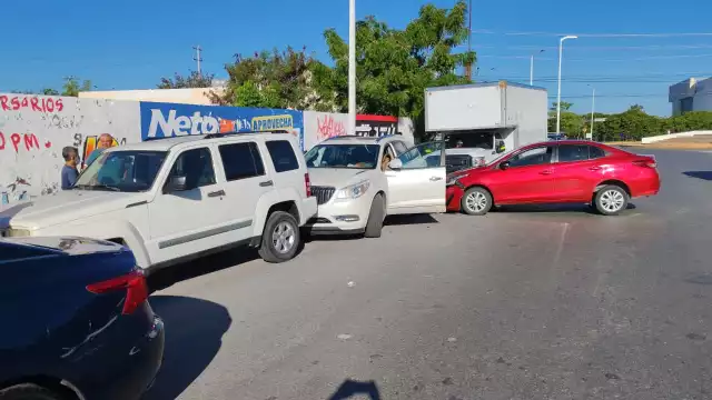 El Toyota sufrió daños en la parte de enfrente, mientras que la camioneta en una de sus llantas traseras