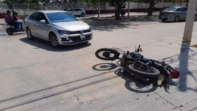 Motociclistas fueron atendidos por paramédicos, sin presentar heridas de gravedas