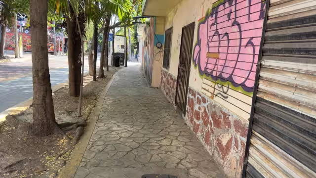 Durante un recorrido por la zona turística se observaron diversos locales cerrados y espacios comerciales disponibles para renta