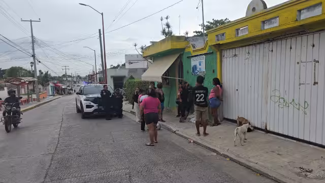 Residentes la encontraron inconsciente en el suelo y dieron aviso a emergencias.
