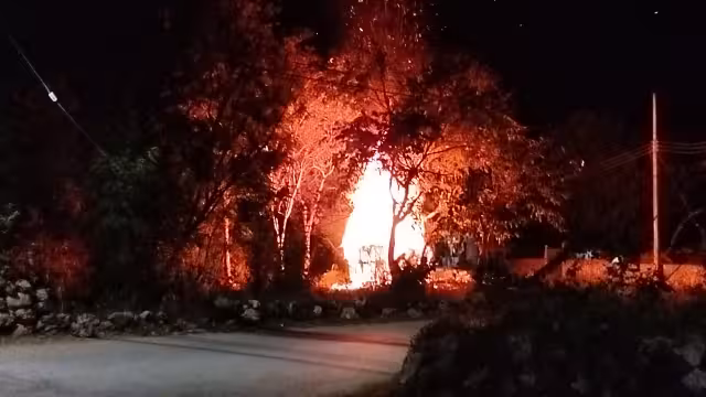 Casa de guano se incendia durante la madrugada; no hubo lesionados