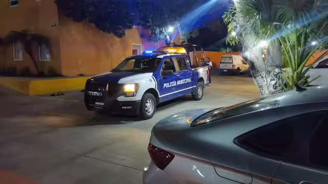 Volkswagen Jetta remolcado al corralón tras incidente en Isla de Tris