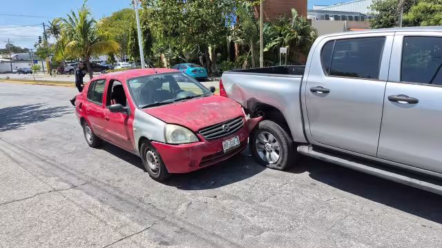 Un choque entre una camioneta y un automóvil dejó cuantiosos daños materiales en Ciudad del Carmen.