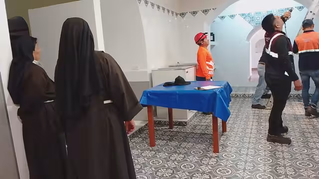 Personal de Protección Civil acudió al convento a combatir a las abejas.