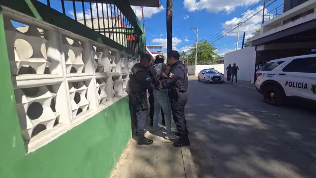 Vecinos denuncian a estudiantes del CBTIS en estacionamiento
