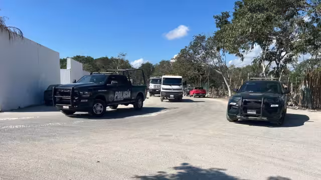 La excavadora marca Caterpillar fue asegurada por autoridades durante el operativo realizado en el asentamiento irregular