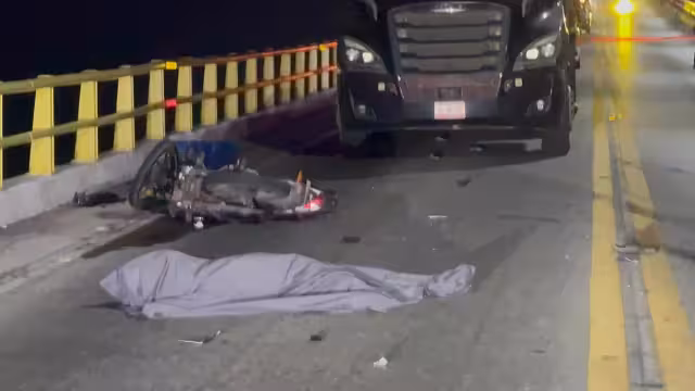 Autoridades acordonaron el área del accidente en el Puente Zacatal mientras peritos realizaban las investigaciones correspondientes