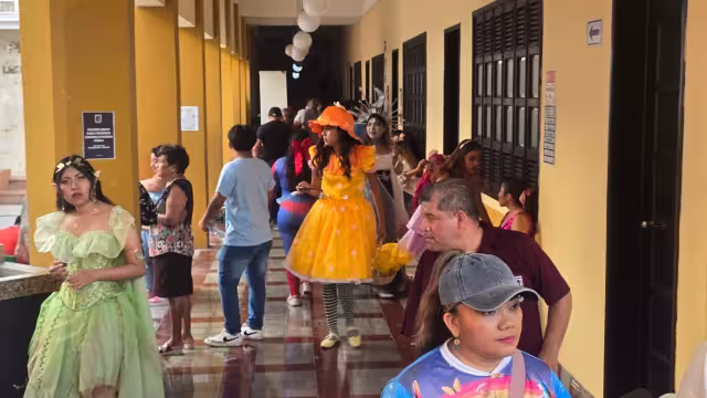 Niños desfilaron por el Centro Histórico de Campeche rumbo al IC.