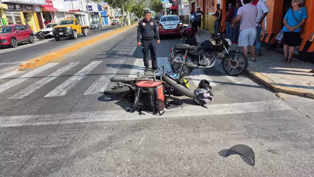 Paramédicos de la Cruz Roja trasladaron a las víctimas a un hospital.