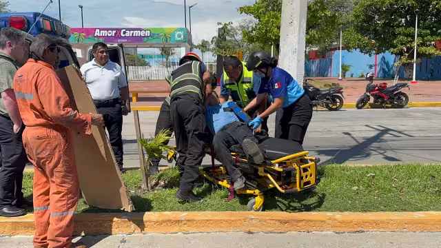 Paramédicos de Acses trasladaron al lesionado a un hospital.