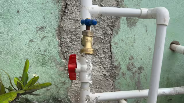 El agua ya no sale 100 por ciento transparente, sino contaminada.