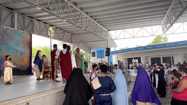 Realizan Vía crucis en Pacaptún