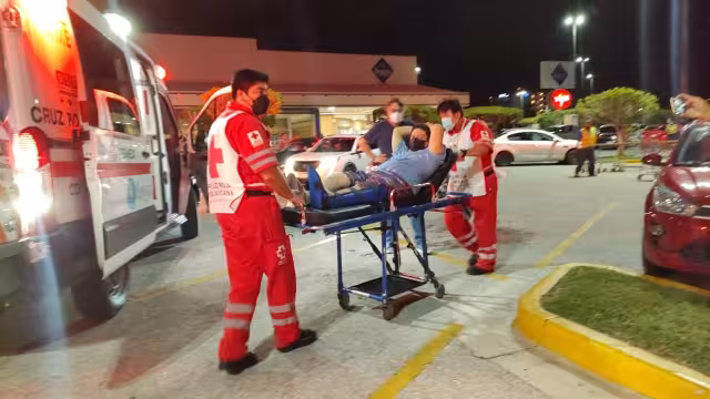 Hombre pierde el control de su vehículo y choca en estacionamiento de Ciudad del Carmen