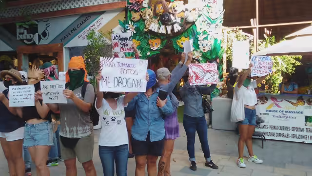 los turistas veían con interés la manifestación aunque otros se acercaban al interior del establecimiento para preguntar los costos de sus servicios.