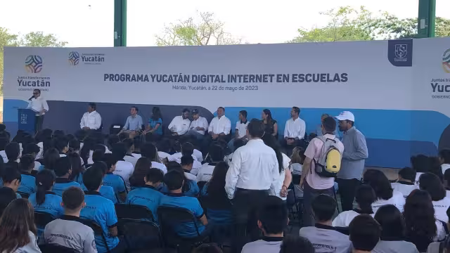 Mauricio Vila se encuentra en una preparatoria de Ciudad Caucel en Mérida