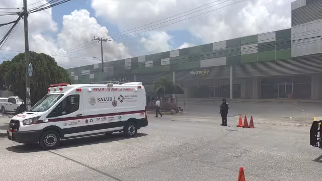 Un incendio en la Plaza Mis Héroes movilizó a corporaciones de emergencia de los tres niveles de gobierno.