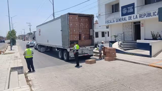 Cae cargamento ilegal de cigarros procedente de Belice en carretera Escárcega-Chetumal