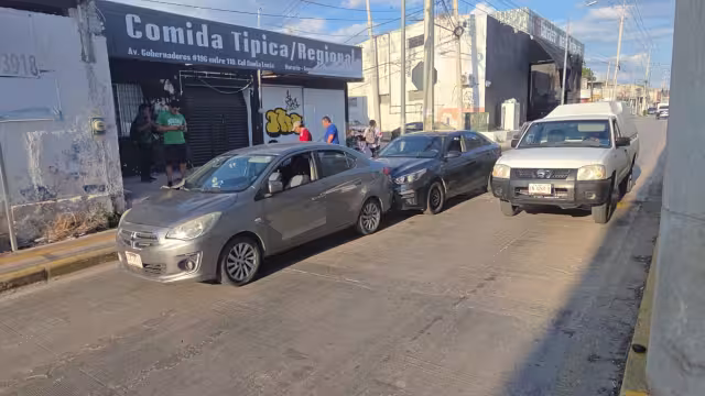 Choque entre dos autos colapsa la circulación en avenida Gobernadores