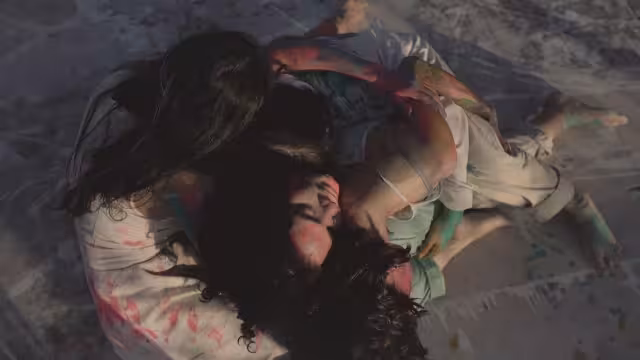 Cuenta con la producción ejecutiva y la actuación de Susan Tax; dirige David Hurtado