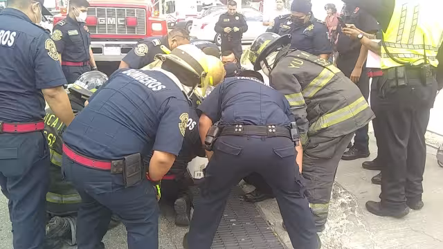 Bomberos rescatan a menor atorada en Mérida