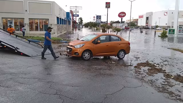Elementos de la SSP iniciaron la labor de drenaje de la zona utilizando una bomba de succión