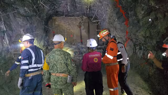Como parte del protocolo de atención, las autoridades sostienen reuniones con los familiares de los mineros