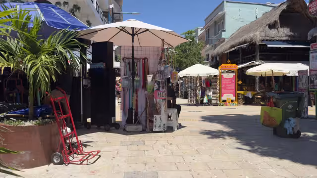 Ambulantes denuncian presuntas extorsiones de fiscales en Playa del Carmen
