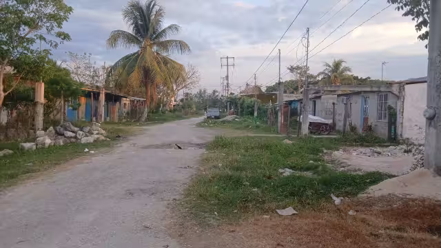 Habitantes del andador Francisco Castillo Maldonado, en Escárcega, denuncian abandono de más de 15 años.