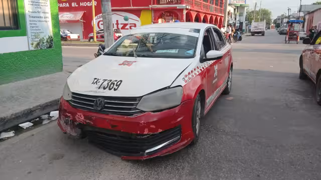 El taxi resultó con daños importantes en el frente tras el impacto.