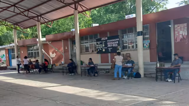 Reclamo por ausencia de director en entrega de boletas en escuela de Campeche