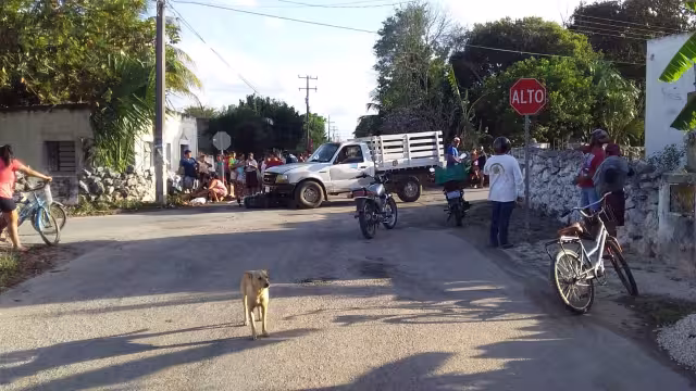 El motociclista terminó estampado contra una albarrada con heridas en el pie