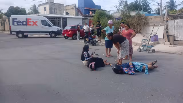 Las mujeres fueron auxiliadas por paramédicos y trasladadas a un hospital.