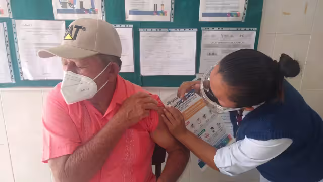 El personal médico, elementos de la marina entre personal del Gobierno Federal se encargaron del protocolo para que ingresen las personas de la tercera edad