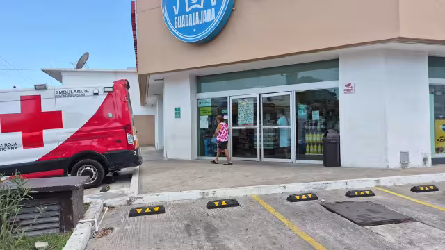 Una mujer cayó dentro de una sucursal de Farmacias Guadalajara.