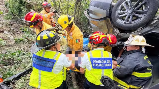 Paramédicos y bomberos rescataron a los lesionados del auto.