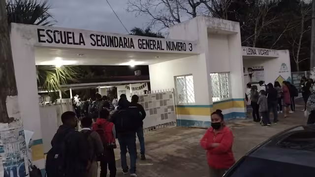 Los alumnos en Carrillo Puerto hicieron filas para el ingreso a los planteles educativos en la Zona Maya de Quintana Roo
