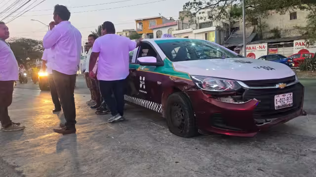 Motociclistas salen proyectados tras choque con taxi en Campeche